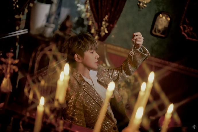 谁被邓为的鎏金西装造型狠狠戳中！闪片鎏金勾勒出矜贵气场，复古氛围感拉满，每一个镜