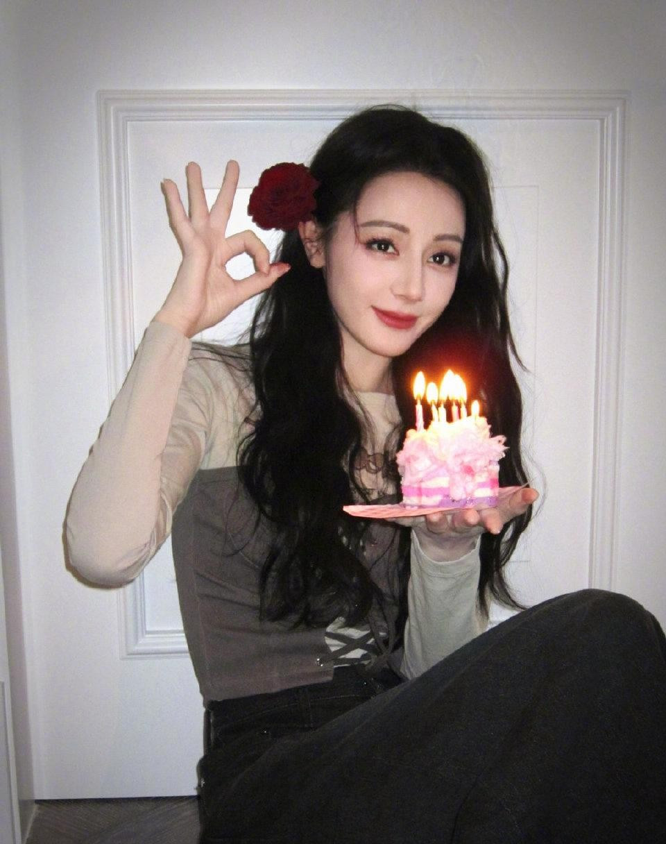迪丽热巴今日营业祝福大家端午安康～好美的热巴