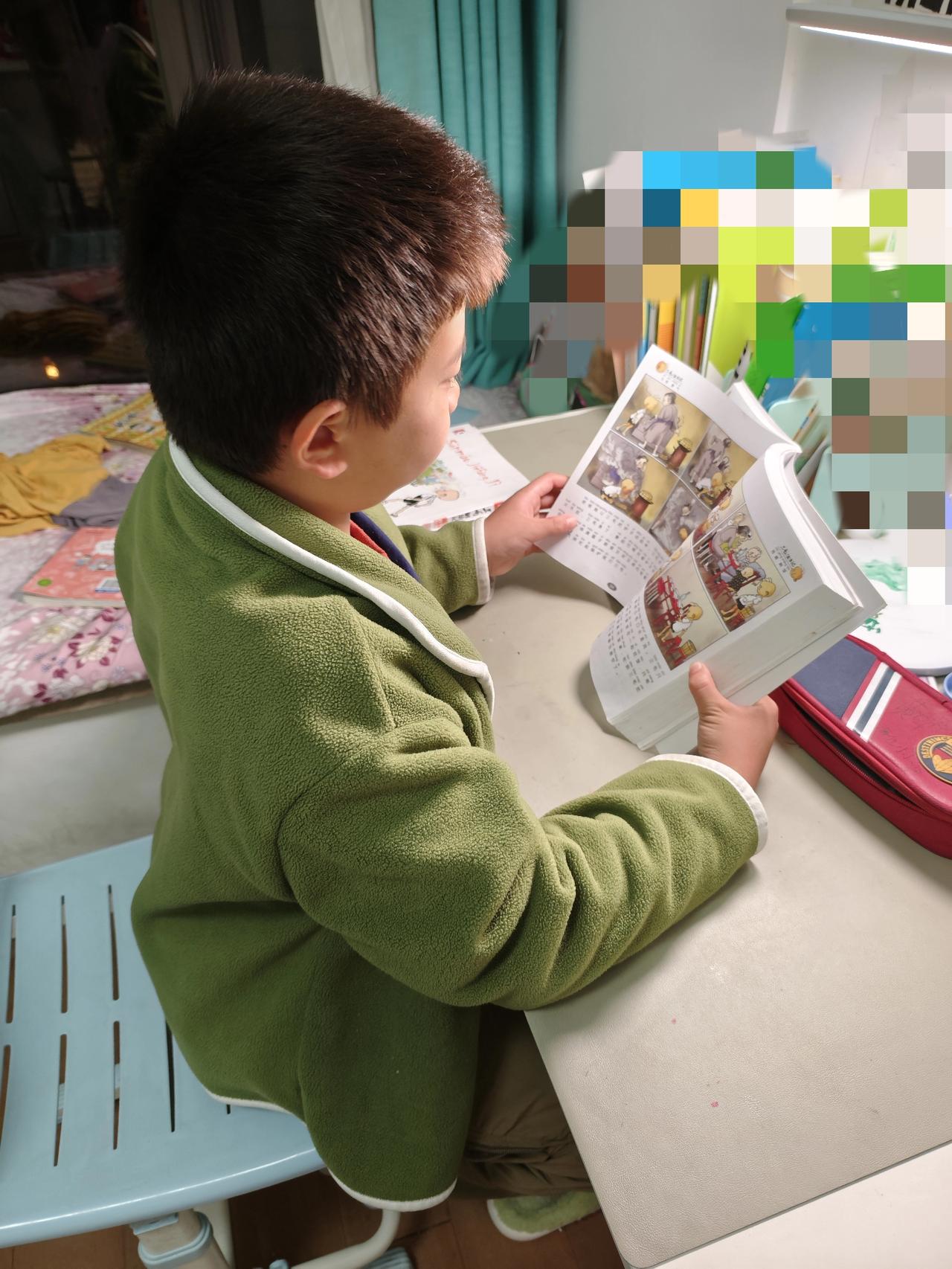 明天期中考试，2年级的儿子回来后还像往常一样，把课外书拿出来看，一看就是一小时。