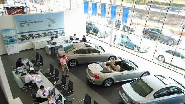 女子买宝马,过了8年才想起提车,4S店回应:“钱早就扣完了”