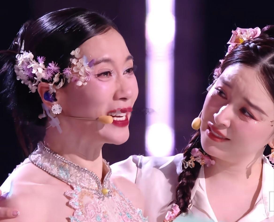 温峥嵘年纪大了，对舞台这么认真，不要对她恶意太大了！