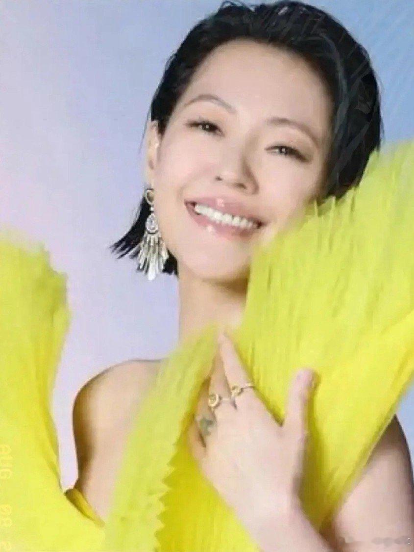 小S复工恐无望，三方辟谣其十月复工，金钟奖否认缅怀大S。大S去世已经半年多了，小