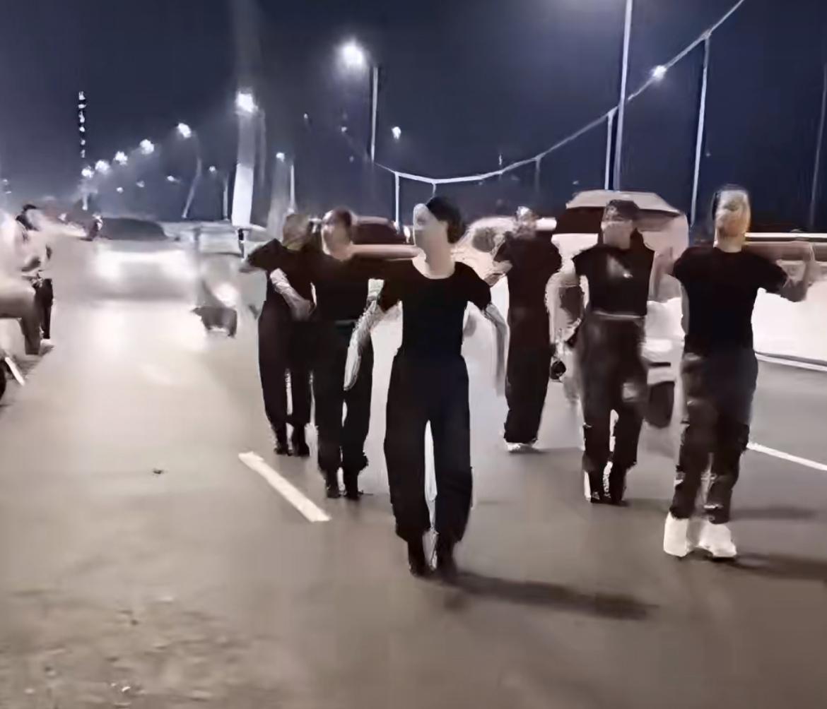 马路跳舞团竟然在车水马龙的大桥上排练节目，无视车辆鸣笛警告。一群妙龄大妈，身材曼