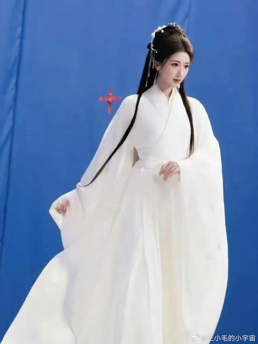 要是当初于正选毛晓彤来演小龙女，陈妍希也不至于被网友吐槽这么多年了！
