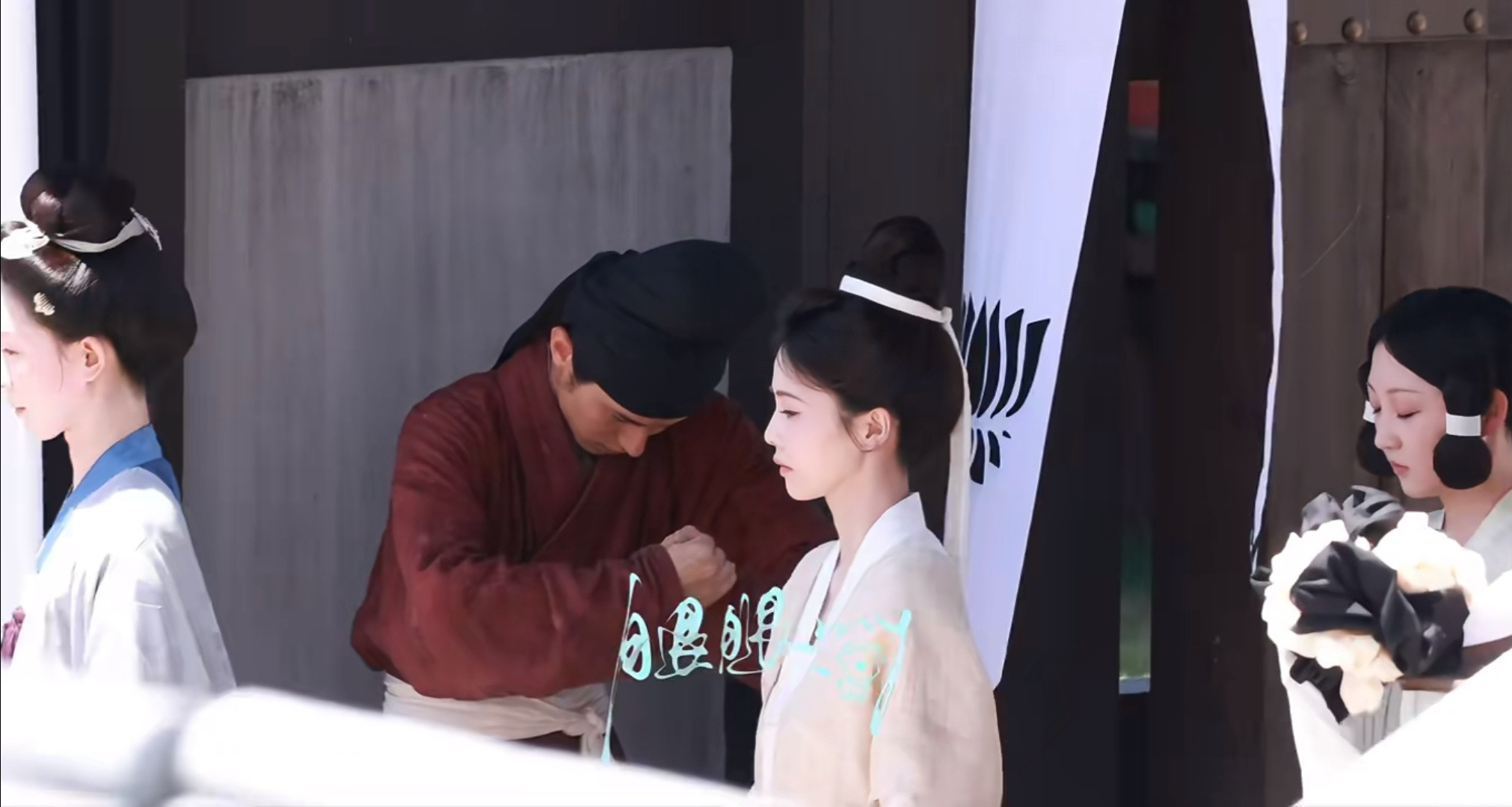 这是啥剧情？白鹿主演莫离昨天拍大婚今天就拍大丧了？披麻戴孝谁嘠了？莫离朝夕与共