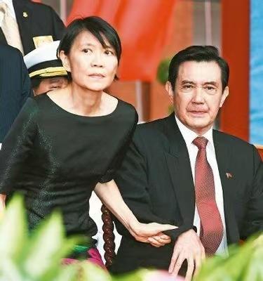 马英九到底站哪边？今天，马英九老婆周美青和姐姐马以南发表声明希望马英九安享