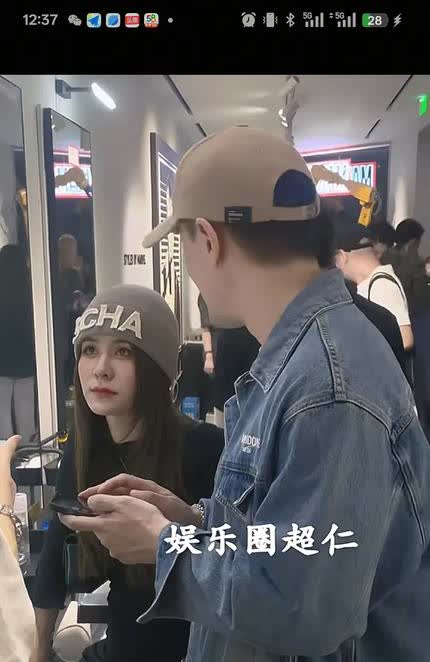 林峰带着爱妻张馨月在理发店打理头发，看得出来两个人十分恩爱。林峰好像是在跟某个朋