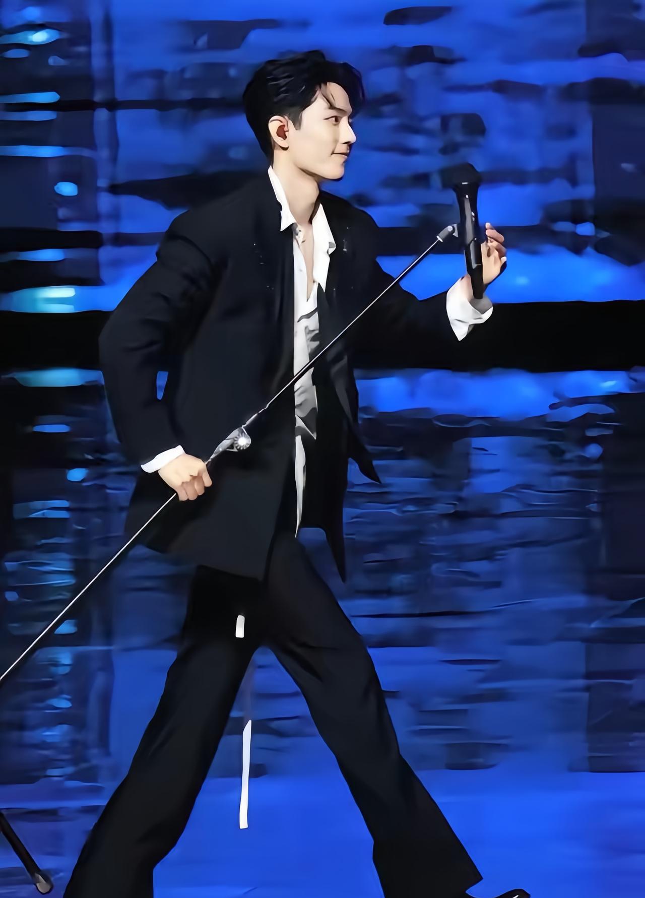 我真的要笑死肖战没有架子因为架子被他自己扛走了，昨晚肖战唱完，一如往常90度