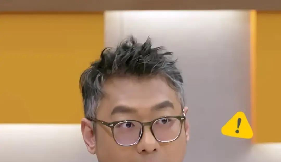 自考旅管+书法硕士，敢把科班歌手怼到静音。你花十年练混声，他一句“难听”上热搜