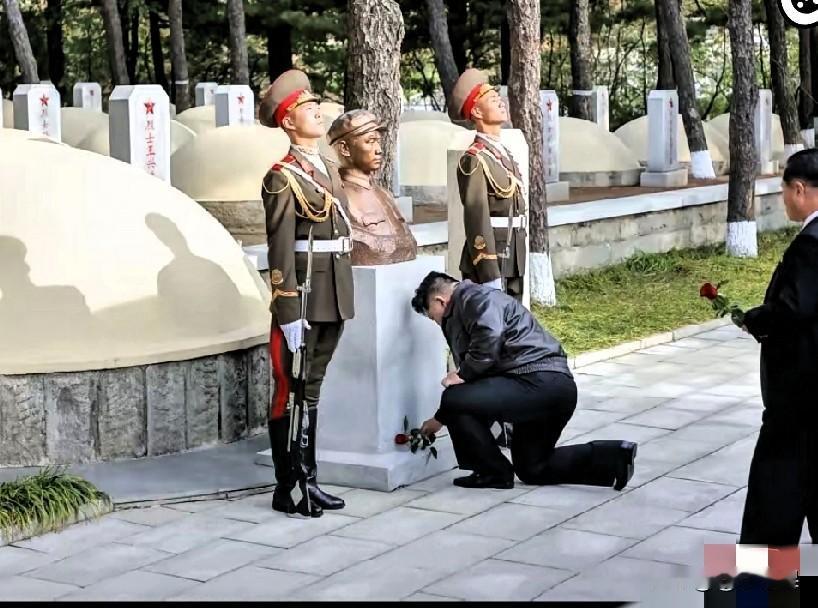 泪目了！金将军单膝跪地给毛岸英烈士铜像献花！这哪是简单的拜谒，分明是把中朝两国刻