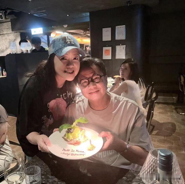 中国香港演员郑子诚结婚23周年秀恩爱！与老婆深情告白结婚23周年，两人依然在