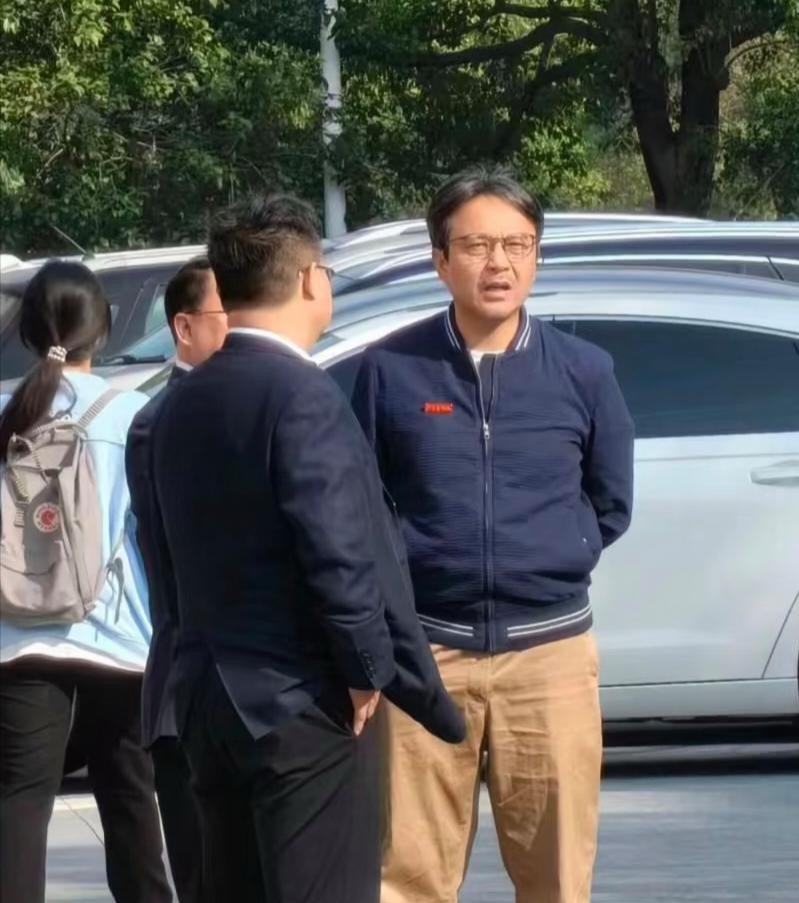 网友偶遇汪涵回母校工作，51岁的他和学校领导出现在校区里，穿衣打扮朴素，头发苍白