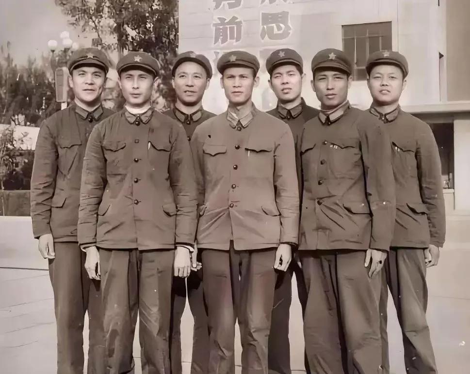 去年5月，当兵时一个玩得并不好的同连战友阿金，打电话告诉我他们一行4个人路过郑州