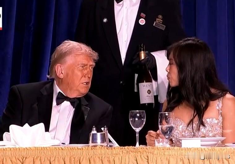 特朗普在晚宴上喝的红酒，不到人民币140元。白宫记者协会晚宴用酒很一般，价格20