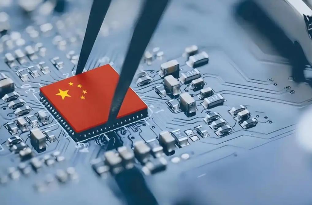 《美国封锁四年反被中国“光刻机魔术”打脸：芯片战最残酷真相曝光！》