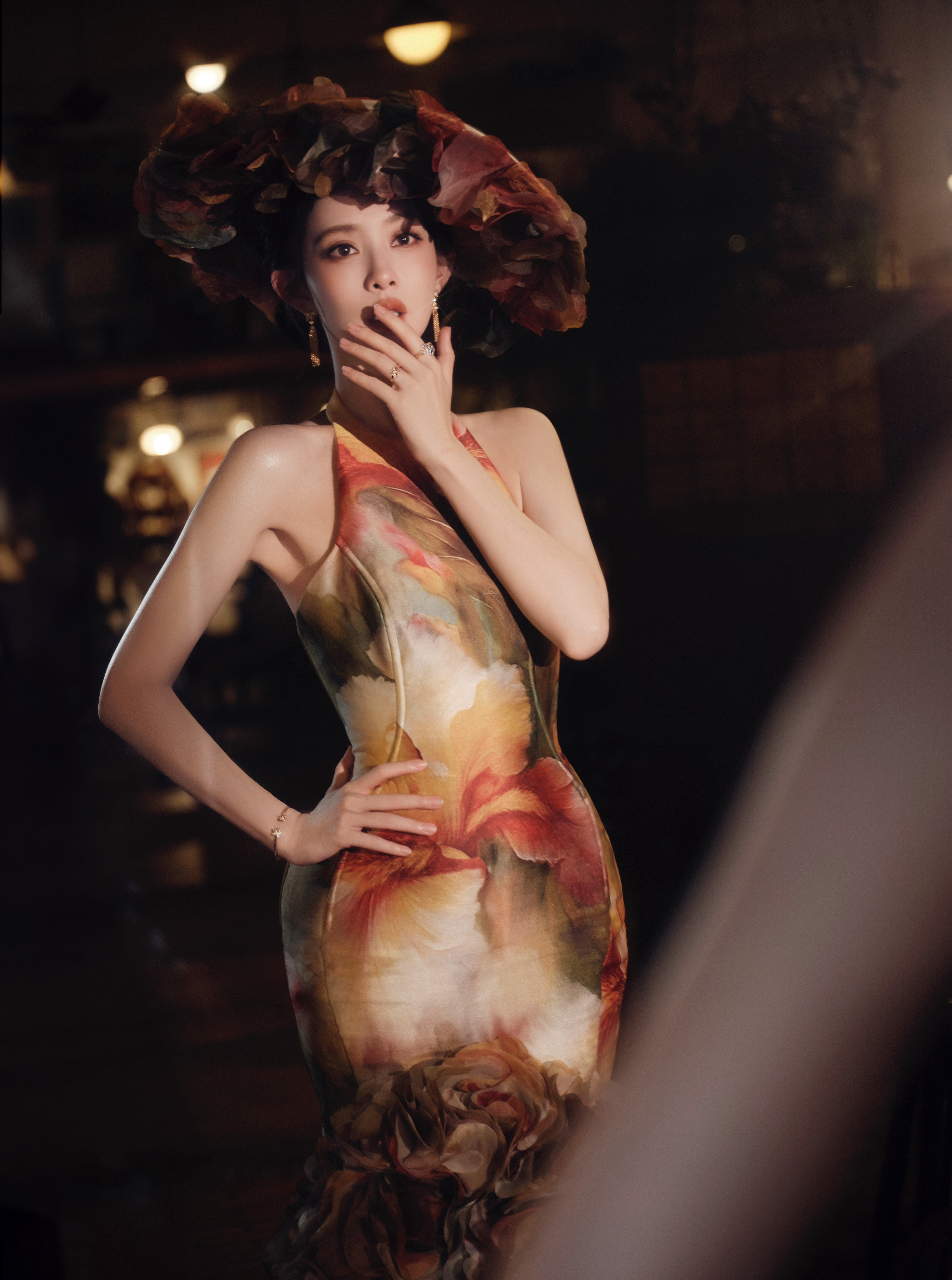 孟子义大结局杀疯了孟姐挂脖露背包臀百花裙这曼妙的身姿这美背