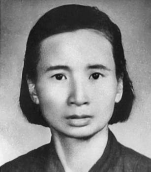 1932年，地下党钱瑛撤退时不幸被捕。她为了不暴露身份，借口肚子疼要去上厕所，趁