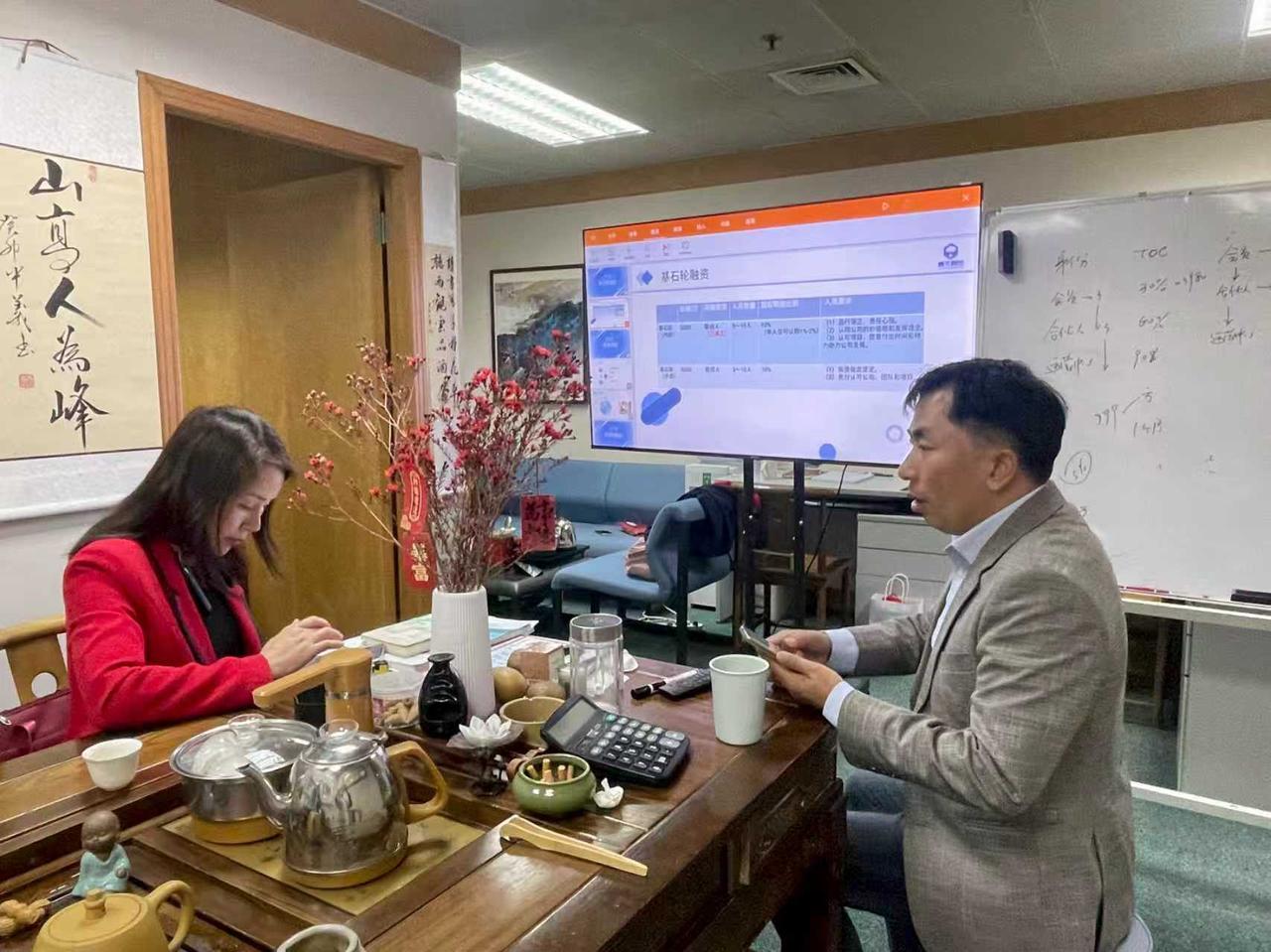 大家经常听到的一个词，叫"现金流"。所有的投资也好，商业思维也罢，最核心一定