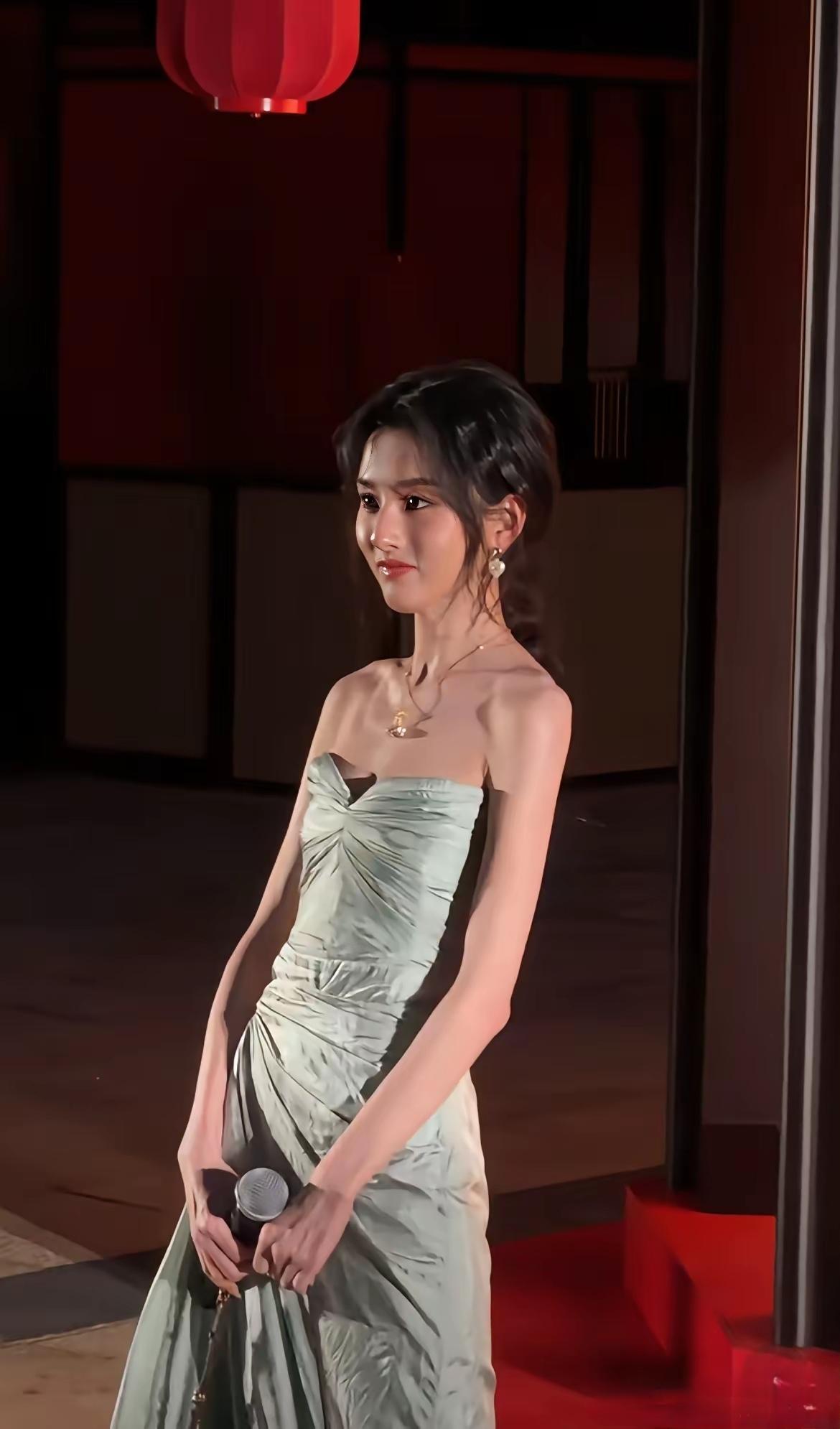 妈呀，这有没有30公斤啊！上镜都这样了，现实生活中，得有多瘦啊！