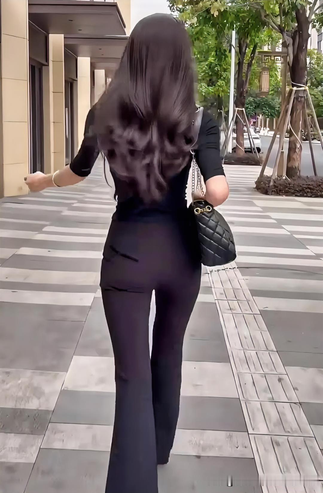 心有山海，静而无争。生活本就是烟火裹着诗意，一半谋生，一半谋心。累时懂得停步，难