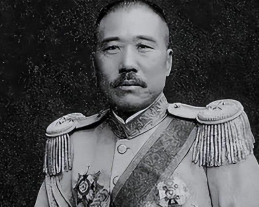 1932年，韩复榘邀请张宗昌前往戏园听戏，韩夫人起身让座，张却口无遮拦：“你顶了