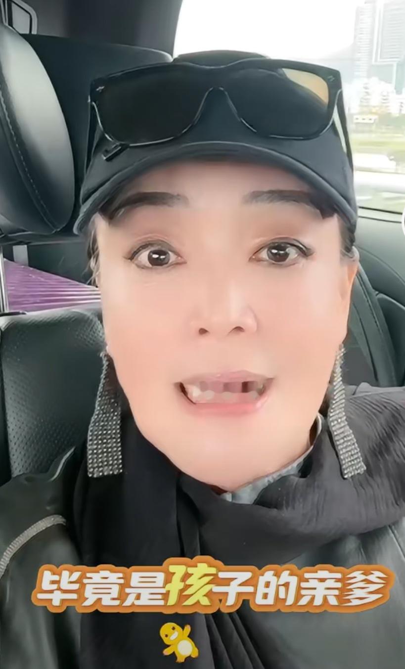 张兰表示对于儿子汪小菲她已放弃管理任由发展吧。一是自己年龄大了，打不动骂不动。二