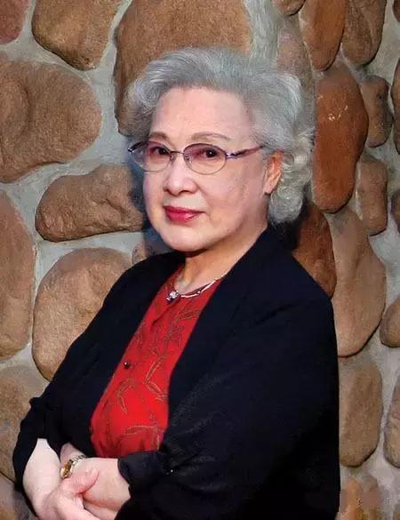 94岁的秦怡活得长寿还活得美, 但是她却说, 我的人生乱七八糟的