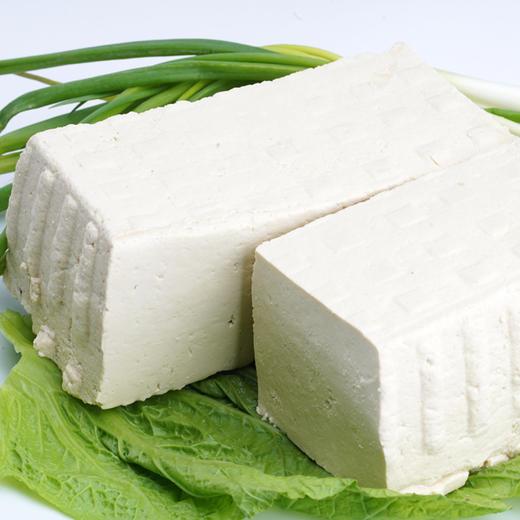 阿姨，你吃我豆腐呢——买菜时，见一阿姨拿起一块豆腐，闻了闻，放下了。“闻什么