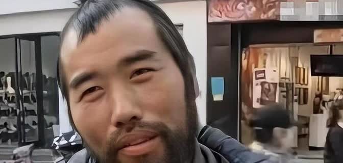 2021年底，山东滕州一位谈吐不凡的流浪汉，意外被人拍摄并发到网上，没想到，他的