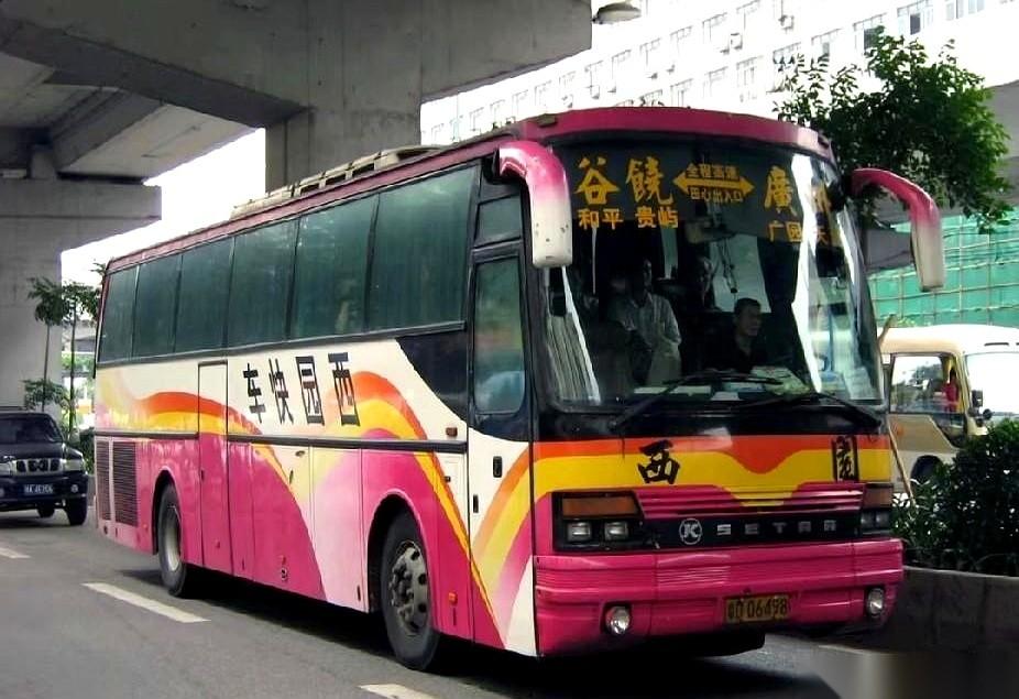 跟你说个事儿，你可能都不信。你小时候坐过的那种，方头方脑、窗户斜着往上的安凯大