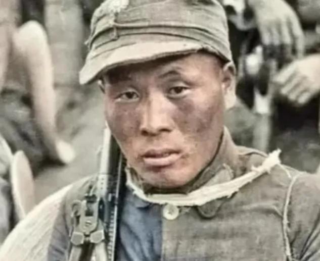 1945年5月，机枪手曾岳峰因伤掉队，没想到，他遇到100名日军正在吃饭！他立马