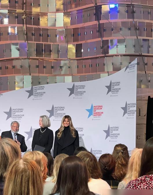 你还在骂梅拉尼亚冷漠摆脸？那是你没看懂T台皇后刻进骨头的专业！当年捐白宫礼服