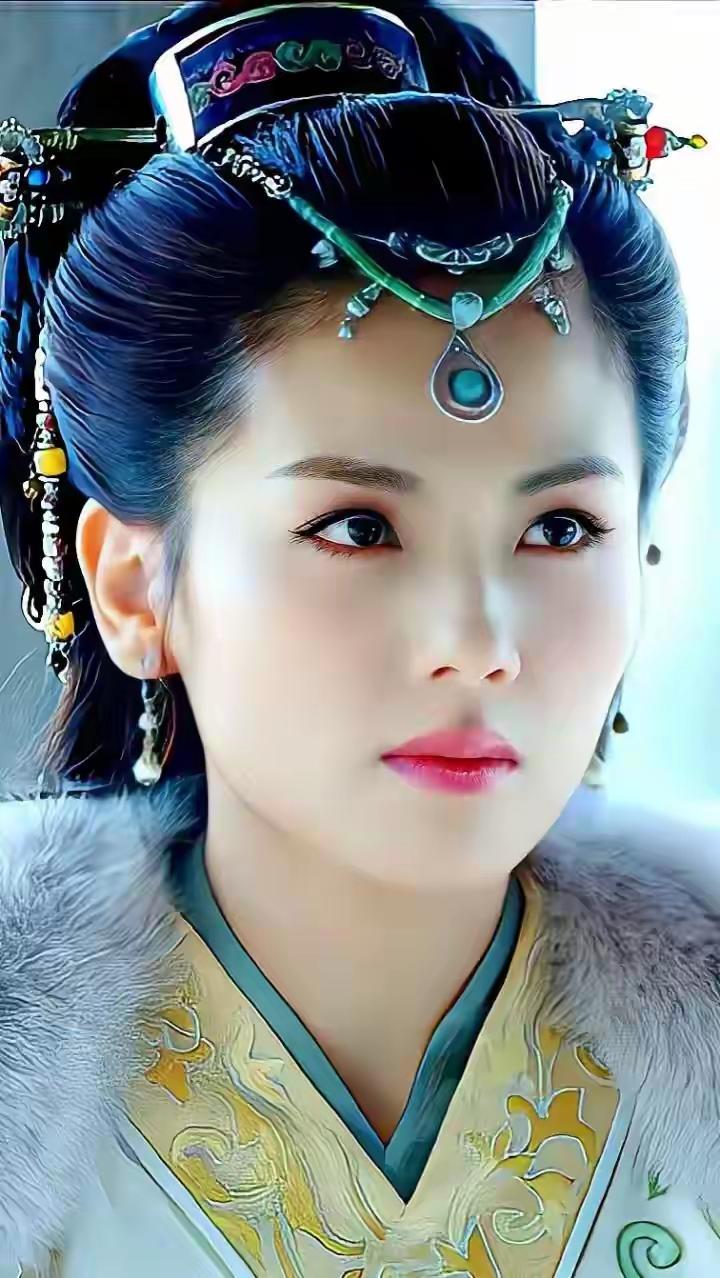 哇塞，刘涛这次的复古造型真的杀疯了！红唇配上宝蓝色丝绒长裙，在红毯上直接惊艳全场