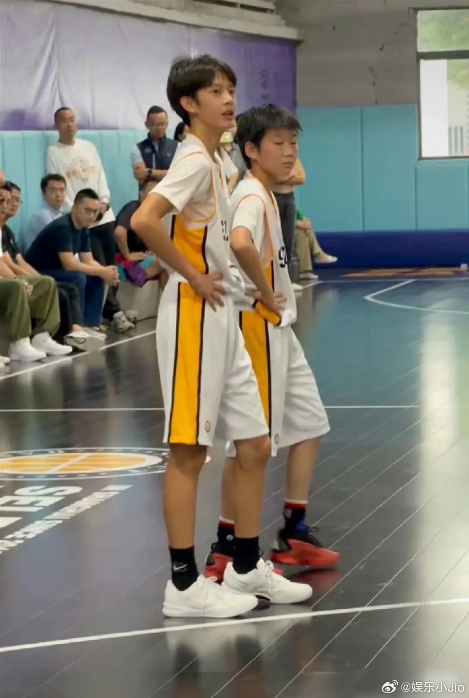 邓超孙俪儿子等等的脸真的好小，而且脸型也跟孙俪好像，把爸妈的优良基因全部都遗传了