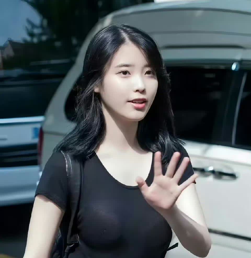 李知恩（IU）黑色上衣“女大”穿搭也太青春有活力了吧，小编太吃这种黑色透肉的扮相