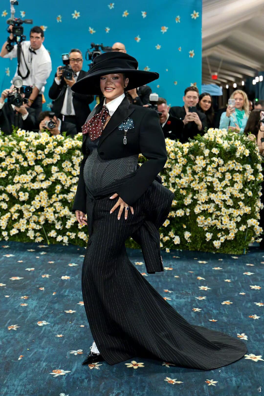 蕾哈娜孕肚现身metgala蕾哈娜Rihanna挺孕肚现身metgala，姐又压