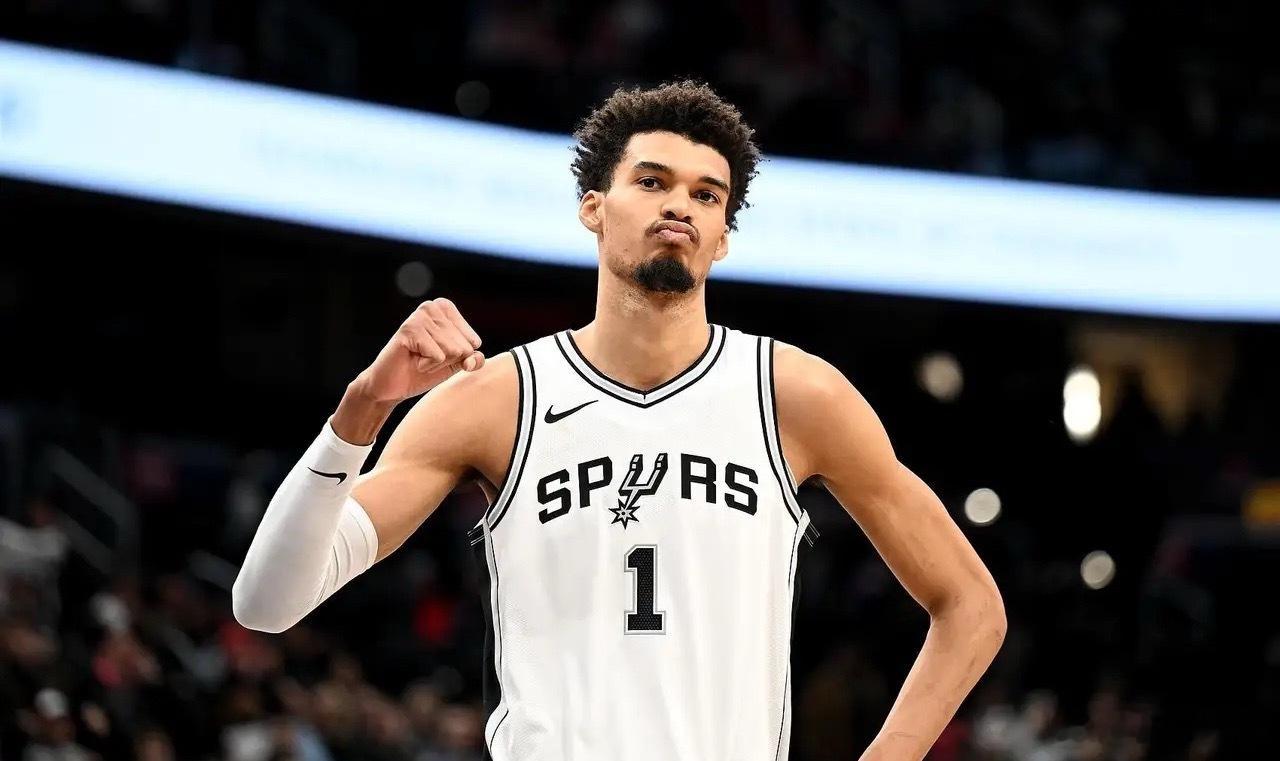 NBA情报局4月24日讯就在刚刚，马刺主帅米奇-约翰逊在采访中官宣：文班亚马将随