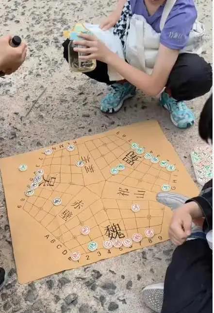 第一次见三个人下的象棋