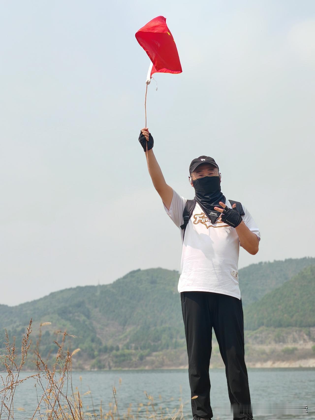 又到周末，徒步锻炼搞起来！每次徒步，都是一场与大自然的亲密约会。我喜欢在徒步中感