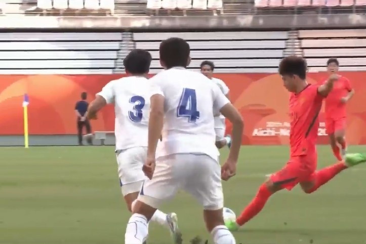 我觉得乌兹别克斯坦u23比棒子u23要强，这场上半场我们控球率射门都全面劣势。下
