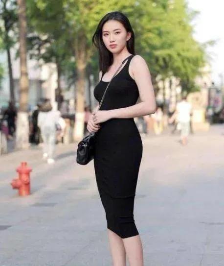 有个乱聊异性的老公咋办，出去吃个饭还能和服务员聊起来，加上这女的微信，晚上两个人