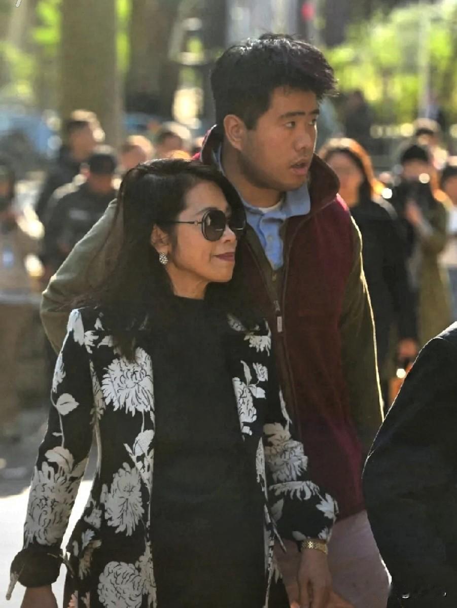 黎智英于庭审中被宣判之际，妻子李韵琴，第六子黎顺恩到场支持。不知大家有