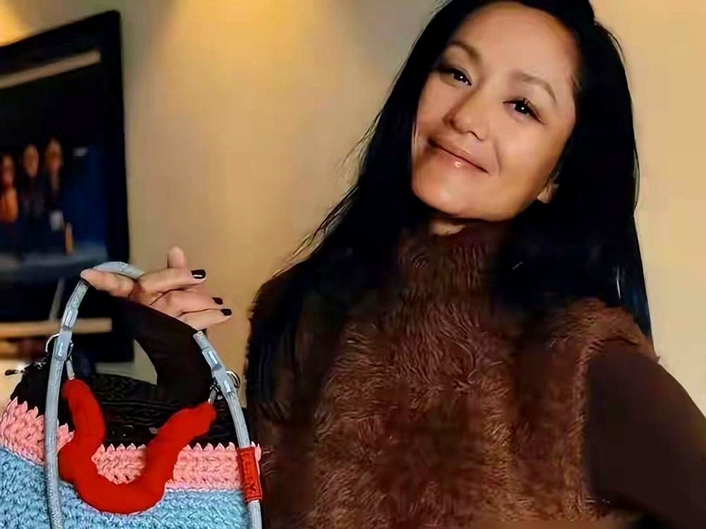 56岁的瞿颖，不结婚，跑到泰国给两个孩子当后妈。男方是个离异的飞行员，两人在清迈街头被拍到，个子很高