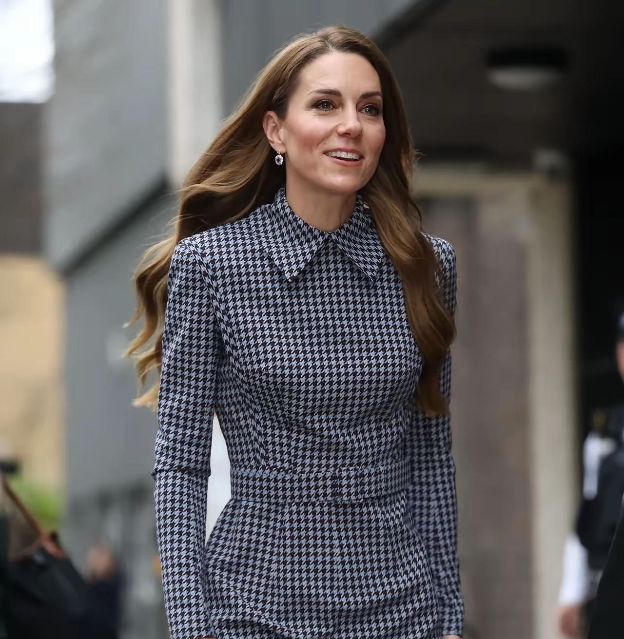 “纸片人”，凯特这头衔是坐实了！暴瘦、纸片人，说的就是现在的凯特吧！复出后的她