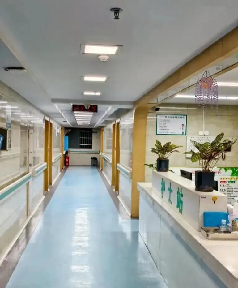 很突然！肿瘤医院化疗“拔针就走”新规，到底是便民还是添堵？化疗本就伴随恶心、发烧