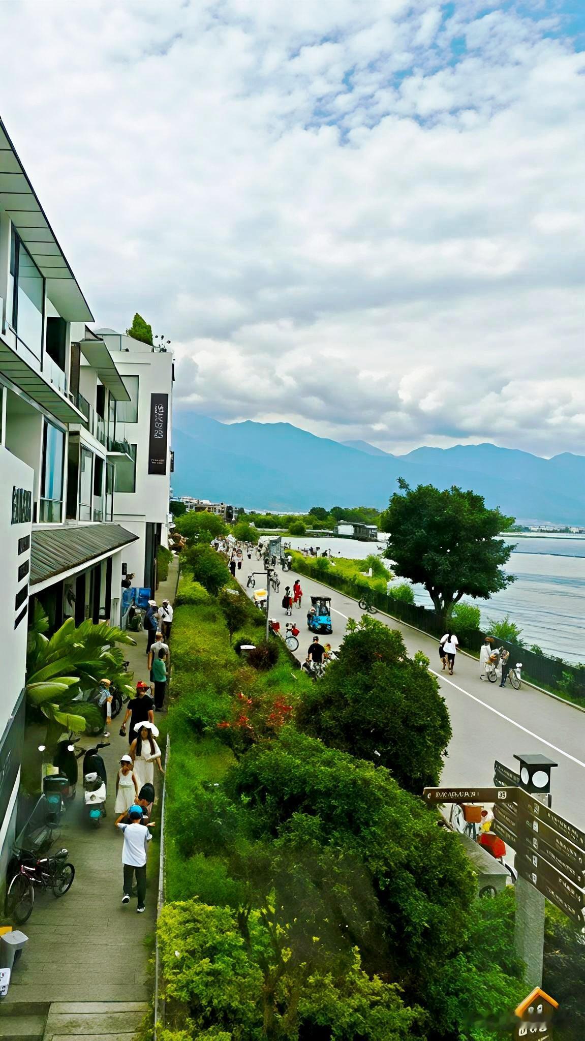 南京今天这“隐形高温”太折磨人了！温度显示32度，可体感温度绝对超35度，热得我