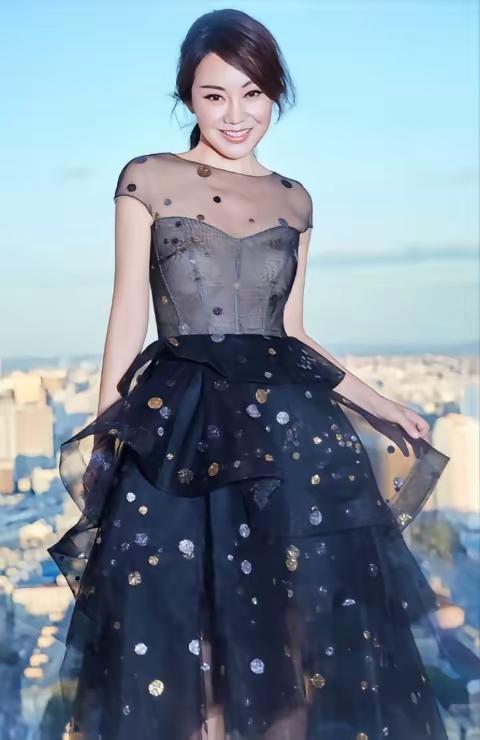 2004年，闫妮的丈夫邹伟提出离婚，闫妮不肯离，她觉得孩子还小，邹伟说：“20万