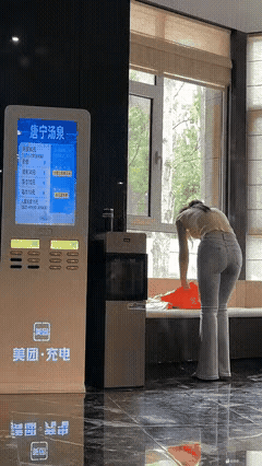 汤泉山庄，美女成群