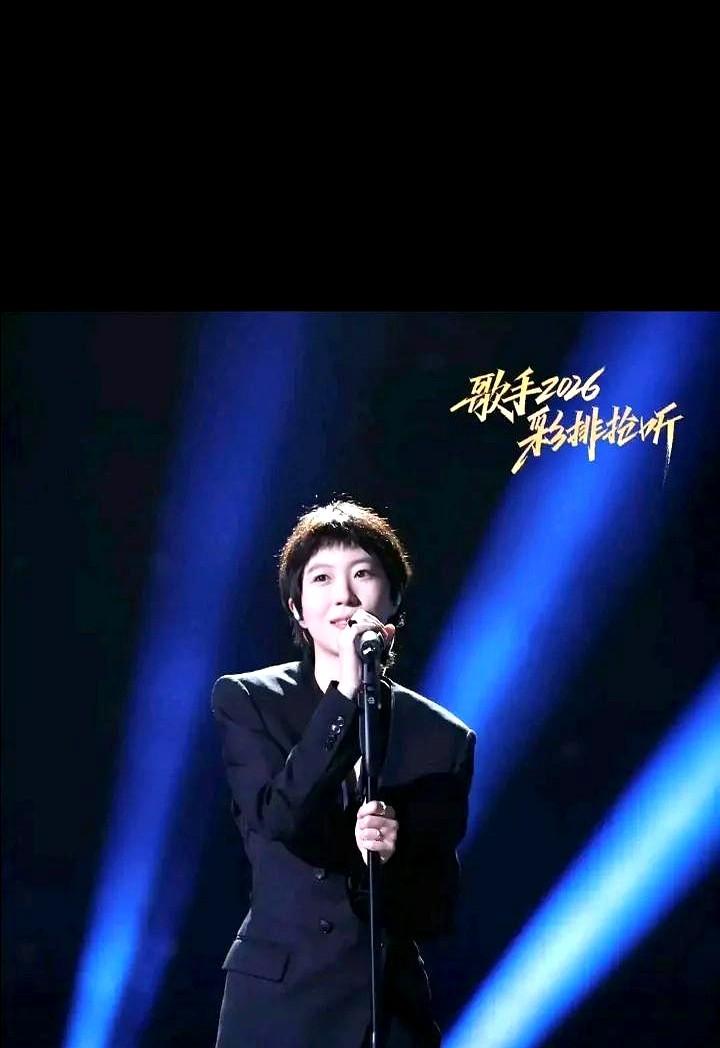 那英哭了，从窦靖童开口第一句，一直哭到唱完。《歌手》首场，窦靖童没唱自己的歌