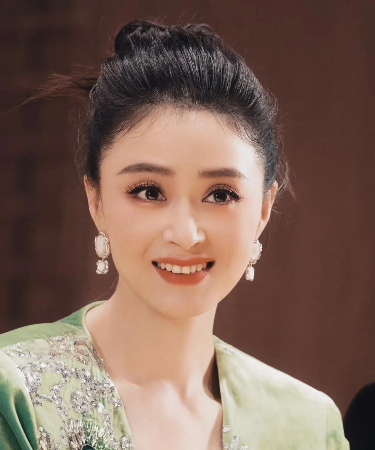 蒋欣不结婚普通女人不要学她我一直以为蒋欣不结婚是因为没男人追求，现在才知道是